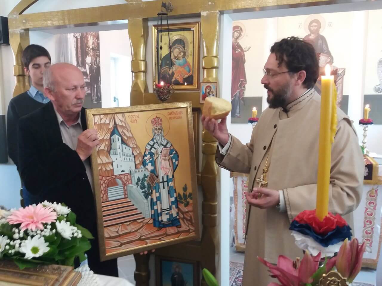 Načelnik Mile Zlokapa drži ikonu Svetog Vasilija Ostroškog